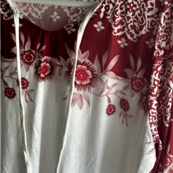 Elegant Floral Women's Top in Red and White - Picture 4 of 4
